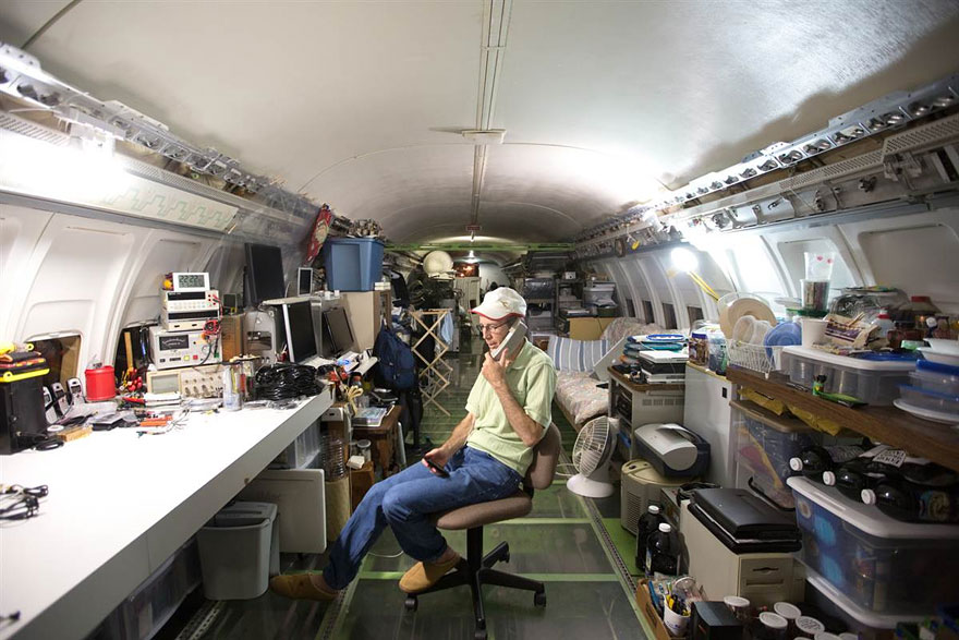 Foto a video: Muž žije v Boeingu 727 v strede v lesa